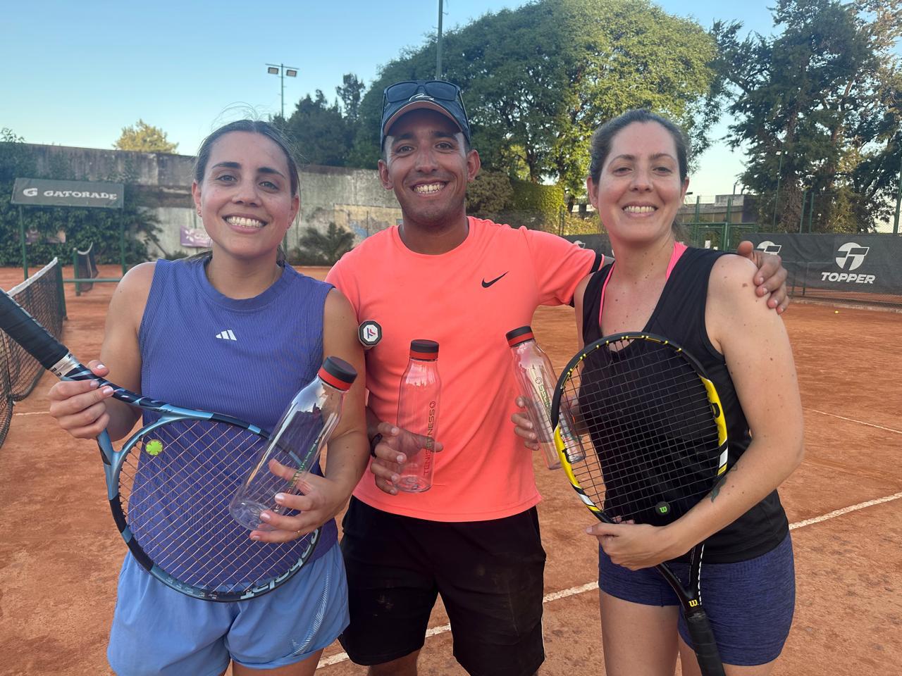 Clase grupal entrenando en la cancha de polvo de ladrillo