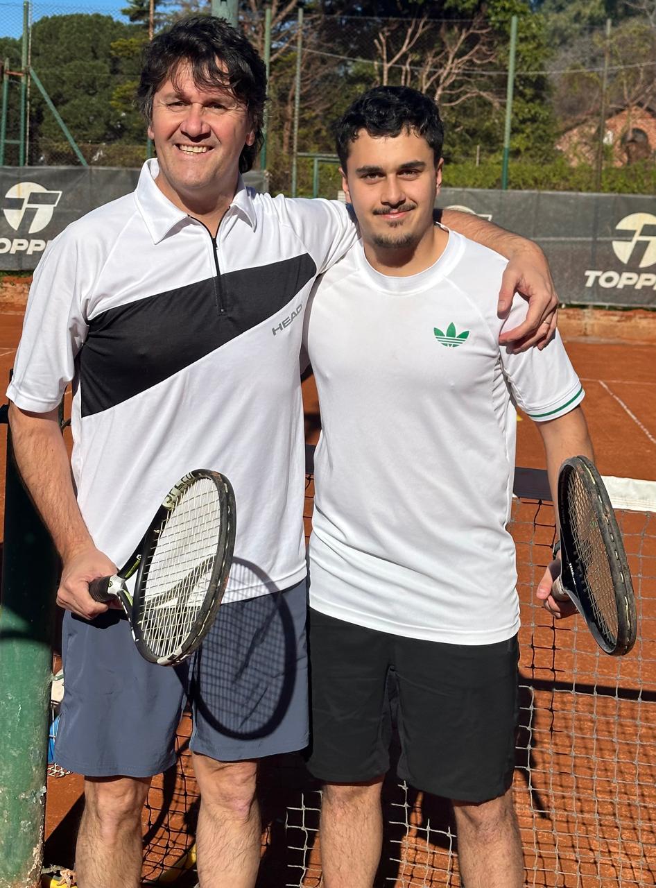 Dos alumnos abrazados después de jugar