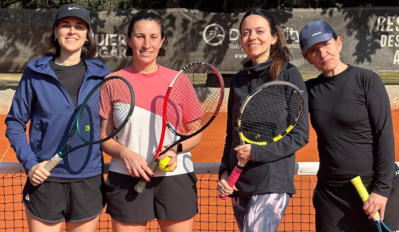 Grupo de alumnas sonriendo junto a la red